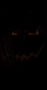 Karanlıktan Gelen Şeytani Balkabağı Figürü Ürkütücü Dikey Vuruş