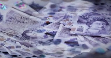  İngiliz 20 Pound Banknotlarıyla Para Serabı 