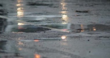 Islak ve kaygan yol yüzeyi