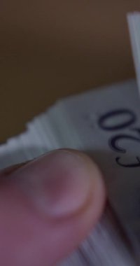 İngiliz Banknotlarının Yavaş Sayımı (Slow Motion Counting of 20 British Banknotes - 124; Hands Counting Money Frame - The Frame - 124k; 4k dikey video