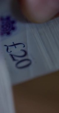 İngiliz Banknotlarının Yavaş Sayımı (Slow Motion Counting of 20 British Banknotes - 124; Hands Counting Money Frame - The Frame - 124k; 4k dikey video