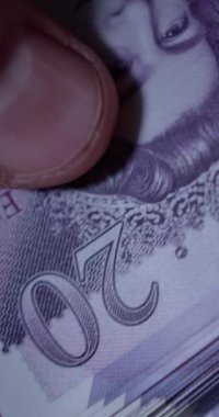  Yavaş Çekimde 20 İngiliz Banknotları Sayılıyor (124); Çerçeve 'de Eller Sayılıyor (124); 4k dikey video