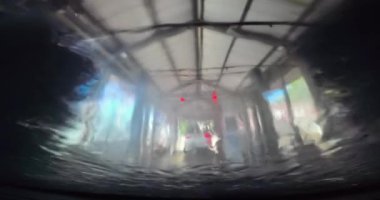 Geleneksel Oto Yıkama Bisikleti Arabanın İçinden Görüldü: 124K Video Videosu