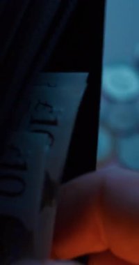 Finansal Yoksulluk (Finansal Yoksulluk - 124; Nakit Akış: British Pounds Leave the Wallet - 124; 4K Yakın Çekim Dikey Video