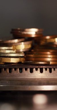 Alevli Para: Mutfak sobası üzerinde nakit yakma (124; 4K Dikey Stok Görüntüsü)