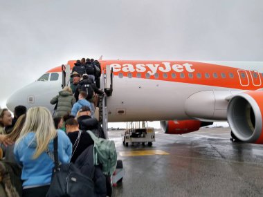 Bristol, İngiltere, İngiltere - 02 / 20 / 2025: Düşük maliyetli havayolu Easy Jet yolcuları uçağa bindi