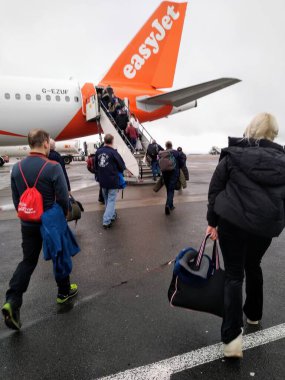Bristol, İngiltere, İngiltere - 02 / 20 / 2025: Düşük maliyetli havayolu Easy Jet yolcuları uçağa bindi