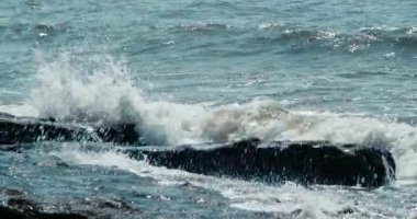 Serene Sahil Hattı: Nostaljik Eski Hislerle Yavaş Hareket Dalgaları