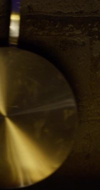 Yüksek Ayrıntıda Zaman Sembolik Salınımı Sarkaçı - 124K Dikey