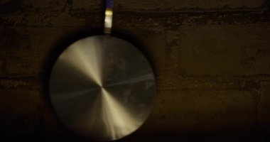 Zaman akışının sarkacının sembolü, 124K yakın plan video.