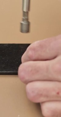 Bahçe Masası Donanımı Sıkılaştırma Genişleme Sürgüsü ve Vida 124. 4k dikey video yükleniyor