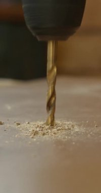  Becerikli adam matkapla delik açıyor ve yumuşak çekiçle dikey video kullanarak genişletme sürgüsünü kullanıyor.
