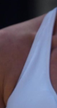Dumbbell Active Woman ile Bahçe 124; Dikey 4k Video