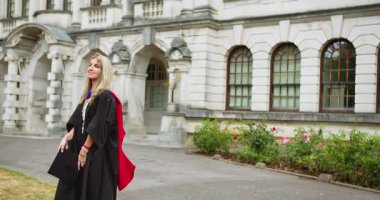 Cap ve Gecelikli Sarışın Kadın Şapka Atma 124, 4k, 12 bit video ile Kutluyor