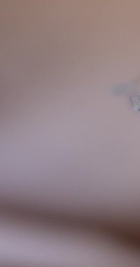 Diş Hekimi Yakın-Çekim Sunumu El-124; Ortodontik cihazın gerçekçi makro görüntüsü the finger (124k; 4k, 12 bit dikey video)