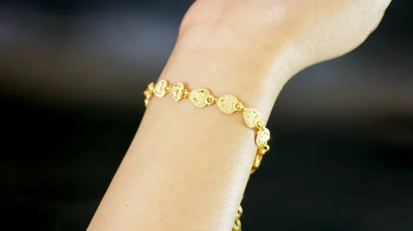 Ein Der Hand Einer Frau Befestigtes Liebesmotiv Goldarmband Ist Für — Stockfoto