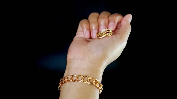 Χρυσό Βραχιόλι Αλυσίδα Και Γυναικείο Δαχτυλίδι Που Κρατιέται Από Χέρι — Φωτογραφία Αρχείου