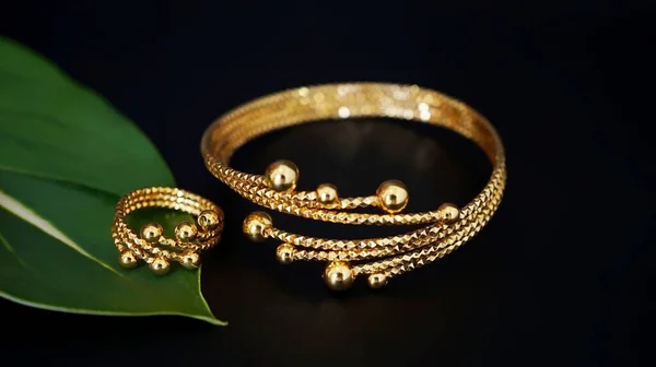 Βραχιόλι Αισθητικό Χρυσό Εκκρεμές Και Δαχτυλίδι Εκκρεμούς Μαύρο Φόντο — Φωτογραφία Αρχείου