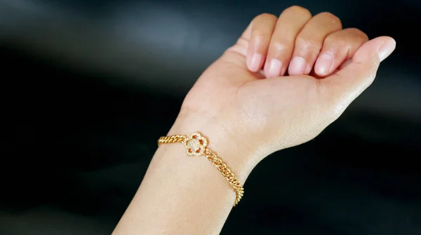 Bracelet Brillant Motif Feuille Gemme Monté Sur Main Une Femme — Photo