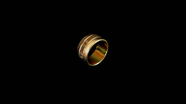 Ένα Πολύ Λαμπερό Χρυσό Δαχτυλίδι Μαύρο Φόντο — Φωτογραφία Αρχείου