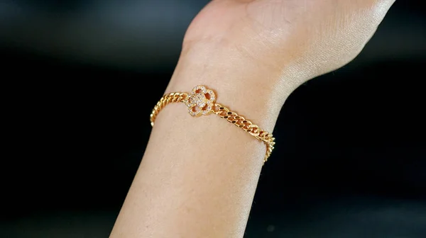 Ett Guld Löv Motiv Armband Som Kvinnas Hand Lämplig För — Stockfoto
