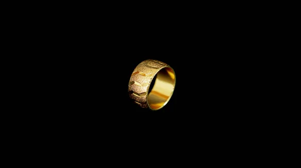 Женское Золотое Кольцо Черном Фоне — стоковое фото