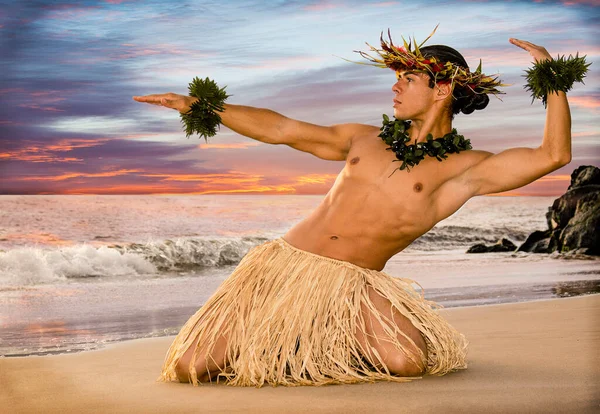 Αρσενικό Hula Dancer Γονατίζει Στην Άμμο Καθώς Ήλιος Δύει Στον — Φωτογραφία Αρχείου