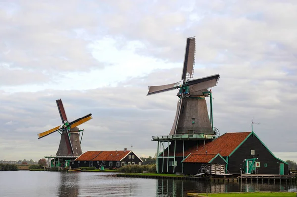Dva Staré Holandské Větrné Mlýny Břehu Velké Řeky Holandsku Známé — Stock fotografie