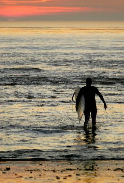 Surfista California Dirige Una Última Ola Atardecer — Foto de Stock