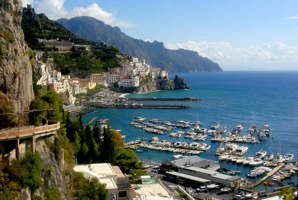 Amalfi Kustlinje Och Hamn Med Blått Vatten Underbar Dag — Stockfoto