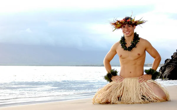 Man Hula Dancer Eindigt Een Voorstelling Het Zand Met Een — Stockfoto