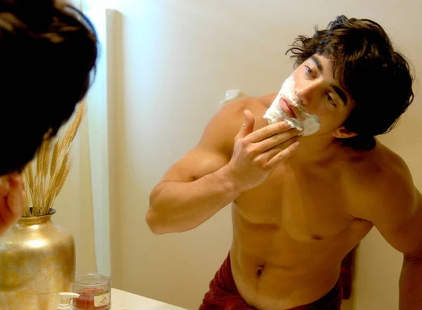 英俊的年轻人正在涂剃须膏 — 图库照片