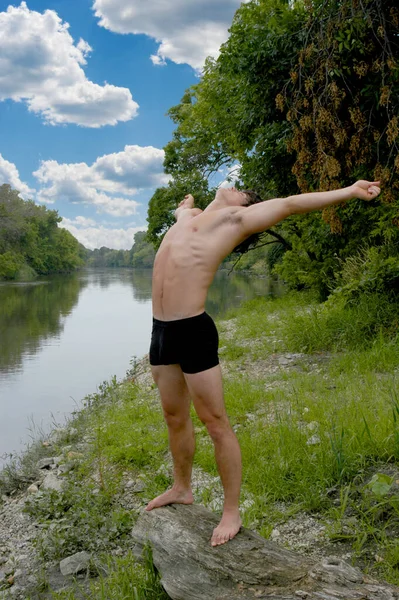 Muskulös Atletisk Man Sina Underkläder Står Bredvid Flod Gestikulerar Med — Stockfoto