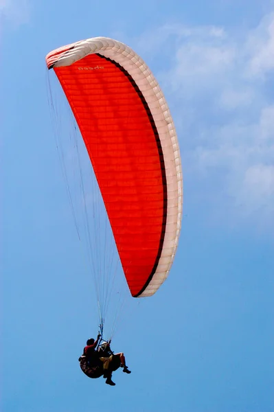 Single Paraglider Takes Uplifting Wind Cliffs Black Beach San Diego — Stock Photo, Image
