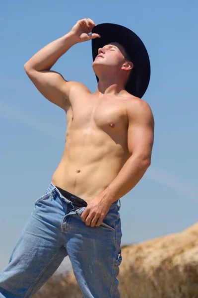 Ein Männlicher Cowboy Der Ein Wenig Sonne Tankt Während Alle — Stockfoto