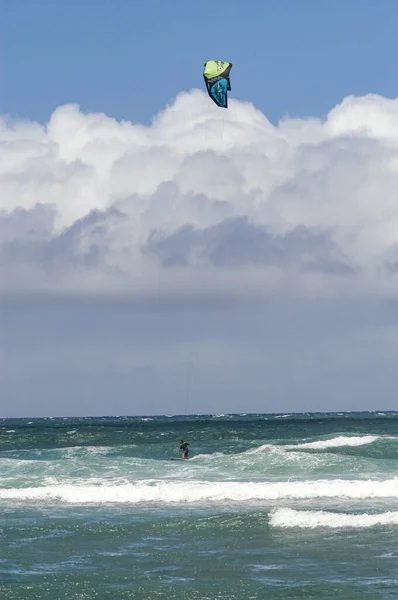 Sport Van Kiteboarden Kitesurfen Wordt Een Ruiter Voortgestuwd Het Water — Stockfoto