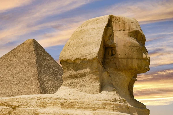 エジプトのギザでエジプトのスフィンクスのクローズアップショット 素晴らしい夕日に対して — ストック写真