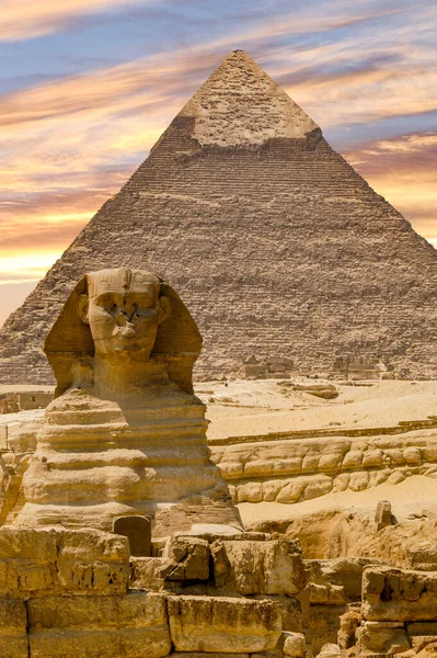 狮身人面像 金字塔 这两座标志性的埃及建筑吸引了来自世界各地的游客前来观看 这两座建筑被合照在一起 — 图库照片