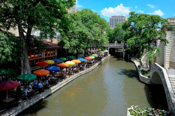 Spacer Nad Rzeką San Antonio Jest Wyłożony Kolorowymi Parasolami — Zdjęcie stockowe
