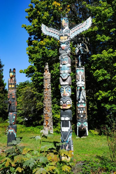 Postes Tótem Tribus Indígenas Nativas Pueden Ver Público Stanley Park —  Fotos de Stock