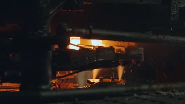 从玻璃熔炉中倒出的熔融玻璃 — 图库视频影像