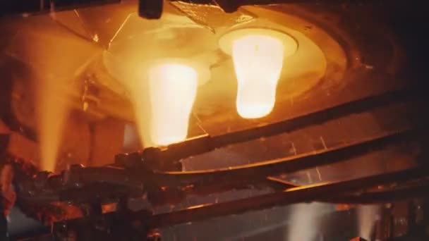 从玻璃熔炉中倒出的熔融玻璃 — 图库视频影像