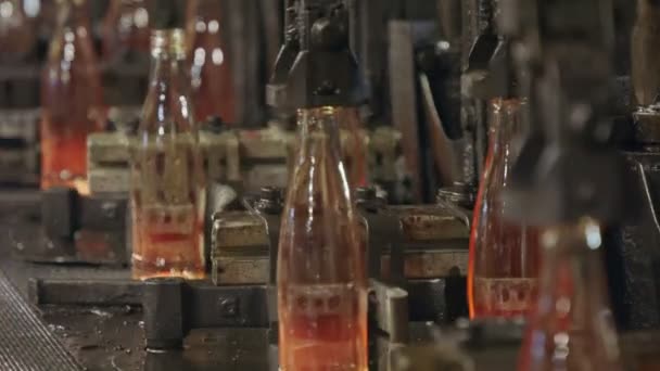Výroba Skleněných Lahví Červené Láhve Horkého Skla Výrobním Závodě — Stock video