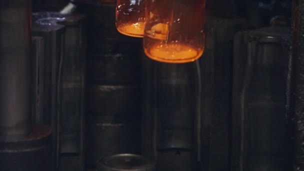 Výroba Skleněných Lahví Červené Láhve Horkého Skla Výrobním Závodě — Stock video