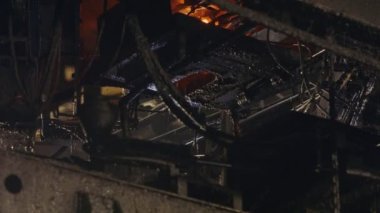 Cam şişe üretimi. Bir üretim tesisinde kırmızı sıcak cam şişeler