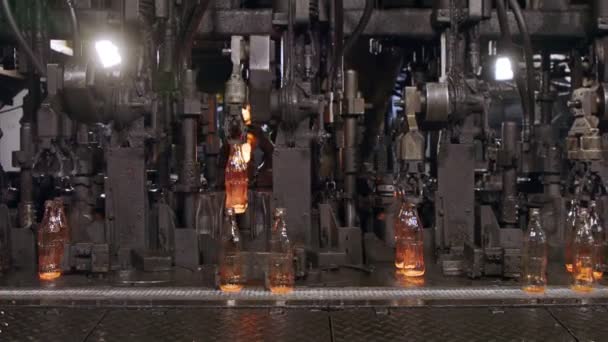 Виробництво Скляних Пляшок Червоні Гарячі Скляні Пляшки Виробництві — стокове відео