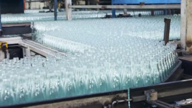 Cam şişe üretimi. Bir üretim tesisinde sıcak cam şişeler