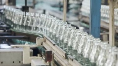Cam şişe üretimi. Bir üretim tesisinde sıcak cam şişeler