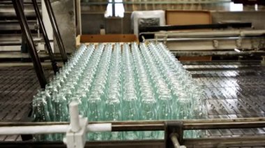 Cam şişe üretimi. Bir üretim tesisinde sıcak cam şişeler