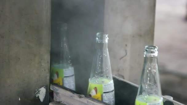 Cam Şişe Üretimi Bir Üretim Tesisinde Sıcak Cam Şişeler — Stok video